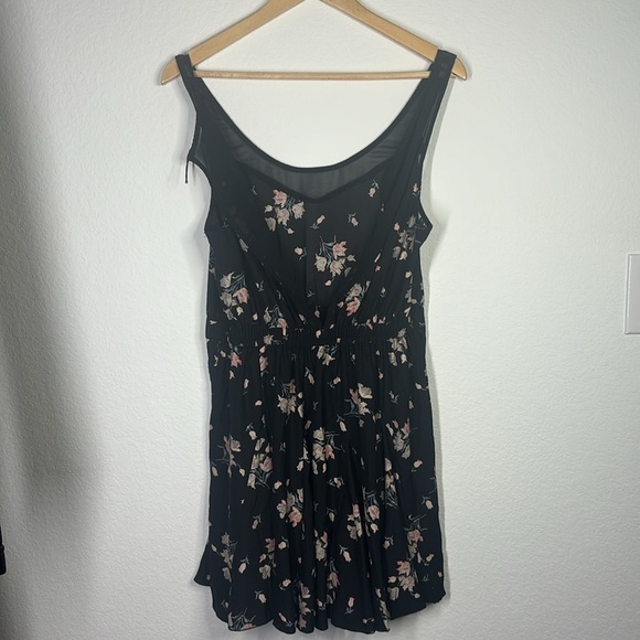 Kimchi Blue black floral mini dress size large (needs repair at button loop) - Picture 4 of 8